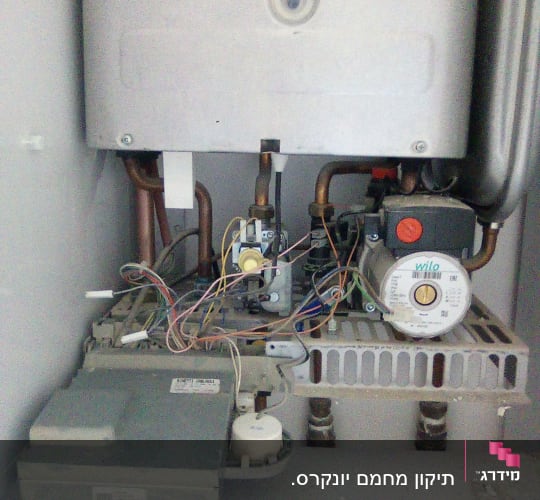 מערכת גז או חימום עם צינורות וחלקים טכניים